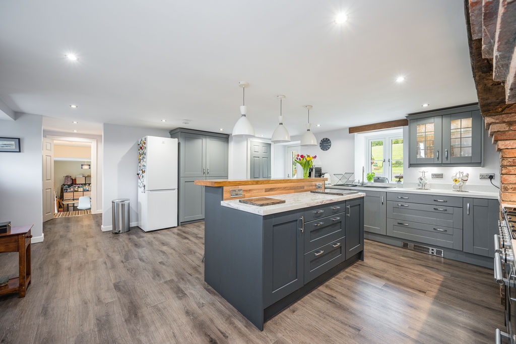 Kitchen/Breakfast Room- click for photo gallery